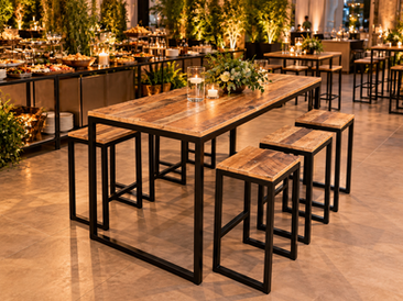 Conjunto Bistrô Industrial ambientado em área gastronômica de evento