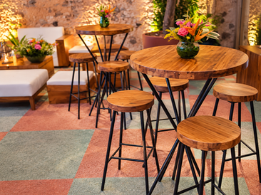 Conjunto Bistrô Luna ambientado em evento com mesa e banquetas de madeira