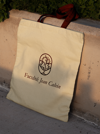 Studio Inceptia, graphiste à Lyon, présente les applications de l'identité visuelle Faculté Jean Calvin : papeterie, signalétique, supports digitaux.