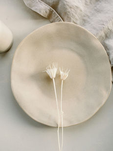 Assiette en grès artisanal et fleurs séchées, direction artistique d'un atelier de poterie