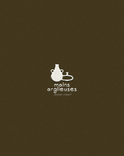 Logo Mains Argileuses, atelier créatif, blanc sur fond brun olive, identité visuelle de céramiste