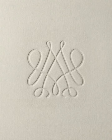 Monogramme en gaufrage à sec, déclinaison d’une identité visuelle premium