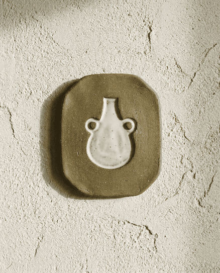 Identité visuelle de céramiste Mains Argileuses appliquée sur le modelage d'une plaque d'argile