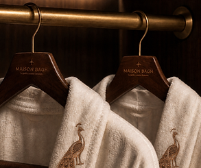 Mise en application logo sur peignoir pour maison d'hotes premium luxe