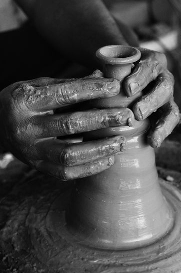 Mains d'un potier façonnant un vase au tour, univers d'un atelier de céramique artisanale