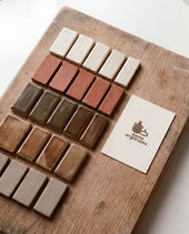 identité visuelle d'un atelier de poterie, pictogramme amphore sur céramique en grès.