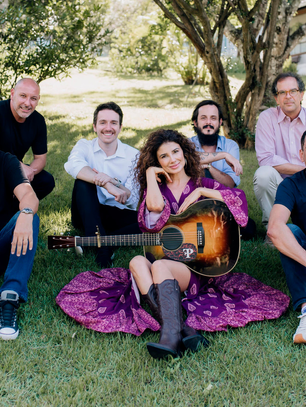 Paula Fernandes assina com a Opus Entretenimento e celebra nova fase da carreira