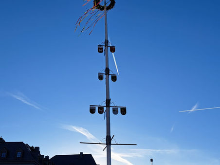 Vereins-Emblem mitten in der Stadt