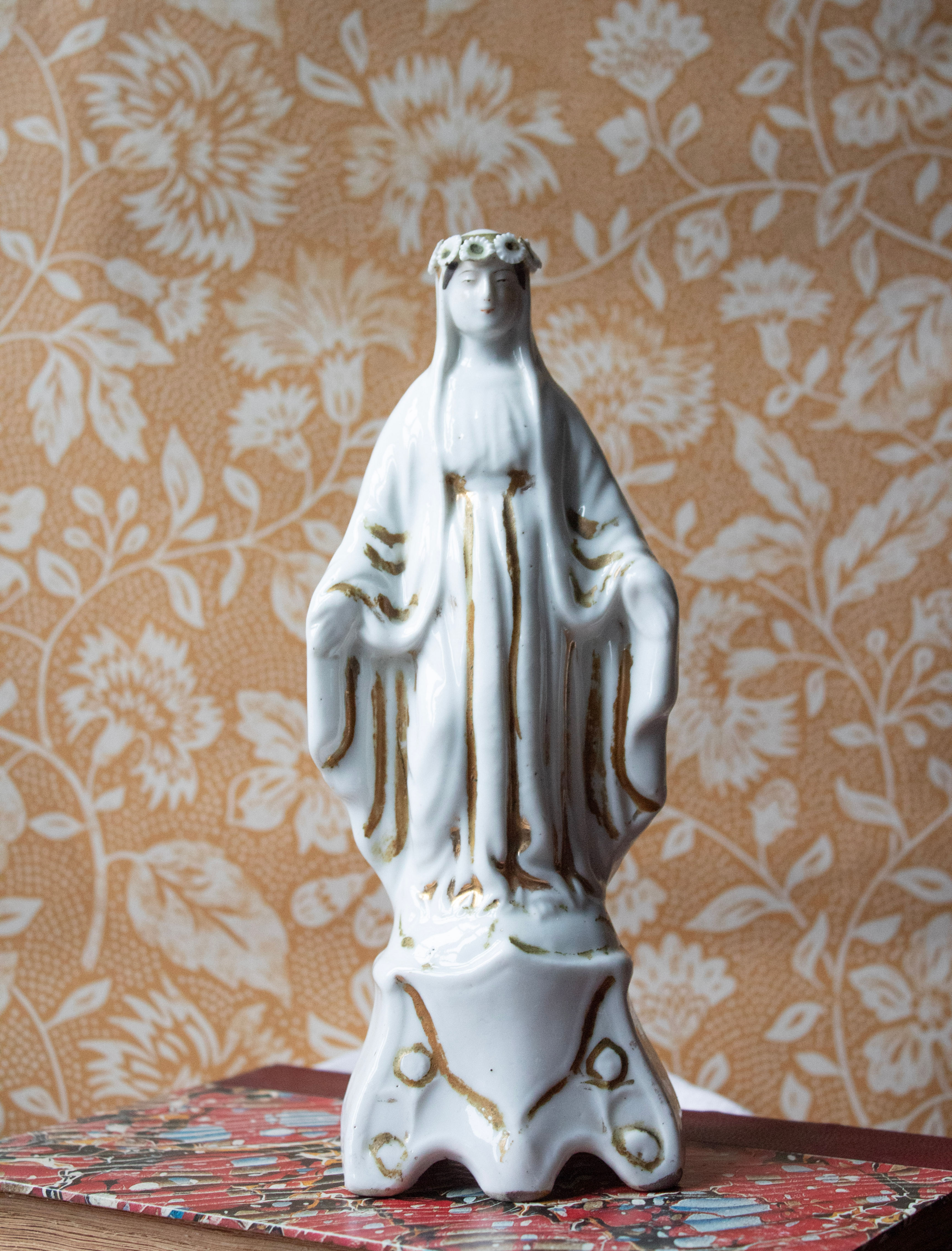 Vierge à la couronne de fleurs