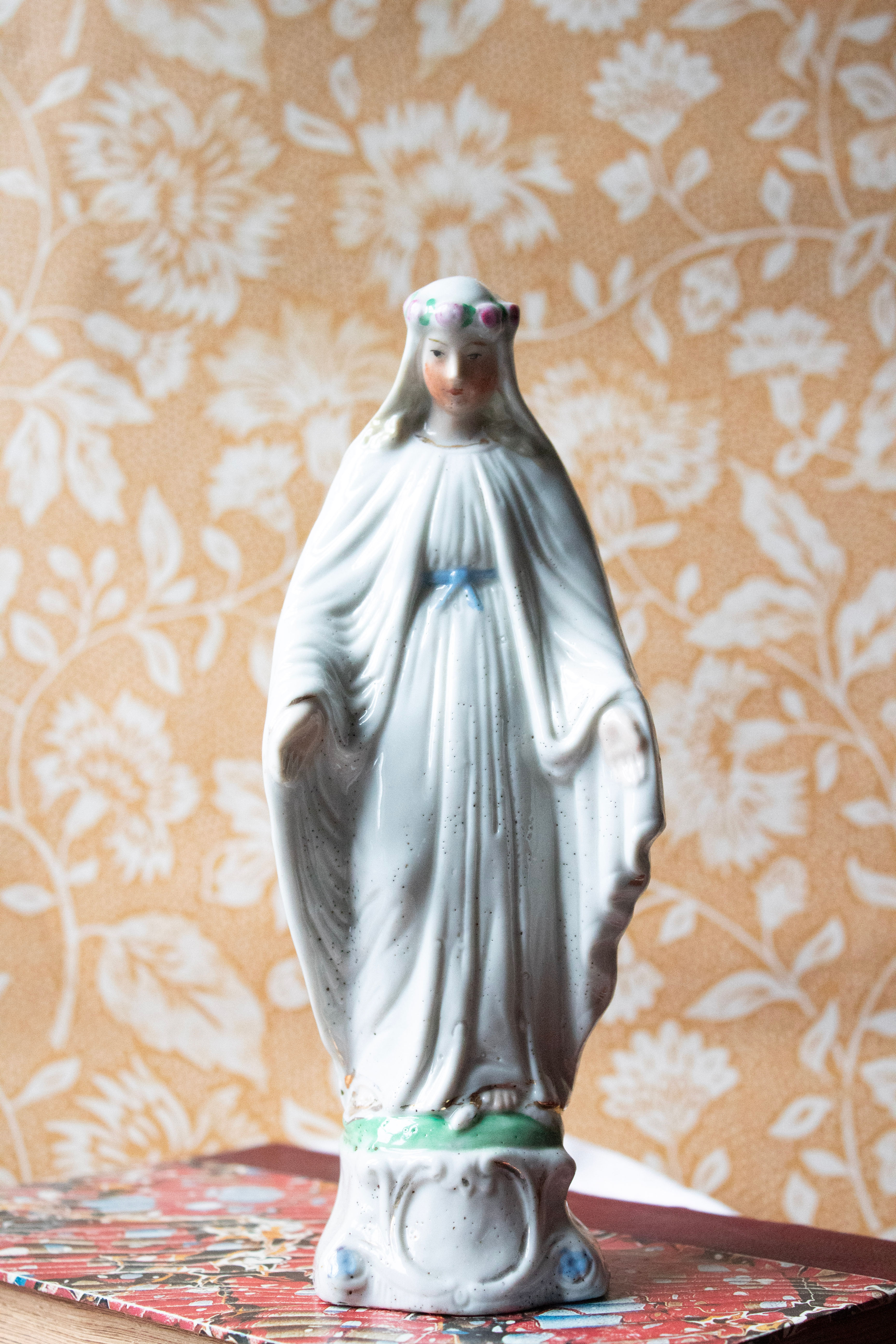 Vierge à la couronne de roses