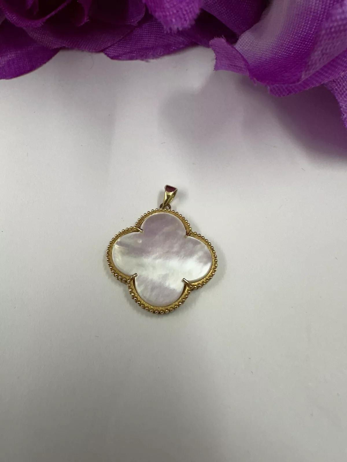 18k Motif Club Mother Of Pearl Yellow Gold Pendant