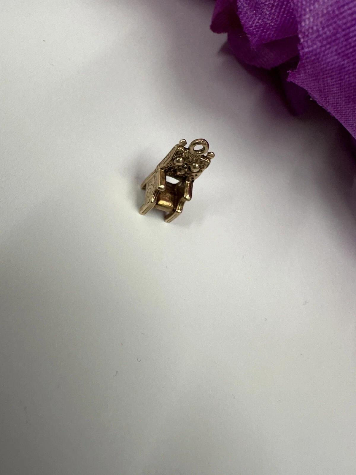 Classic 9ct Throne/chair Charm