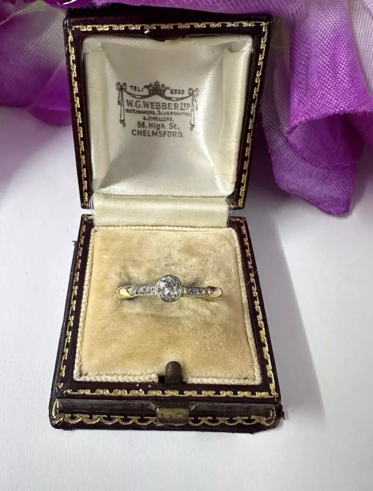 Pretty 0.30ct Diamond Solitaire Ring Diamond Shoulders