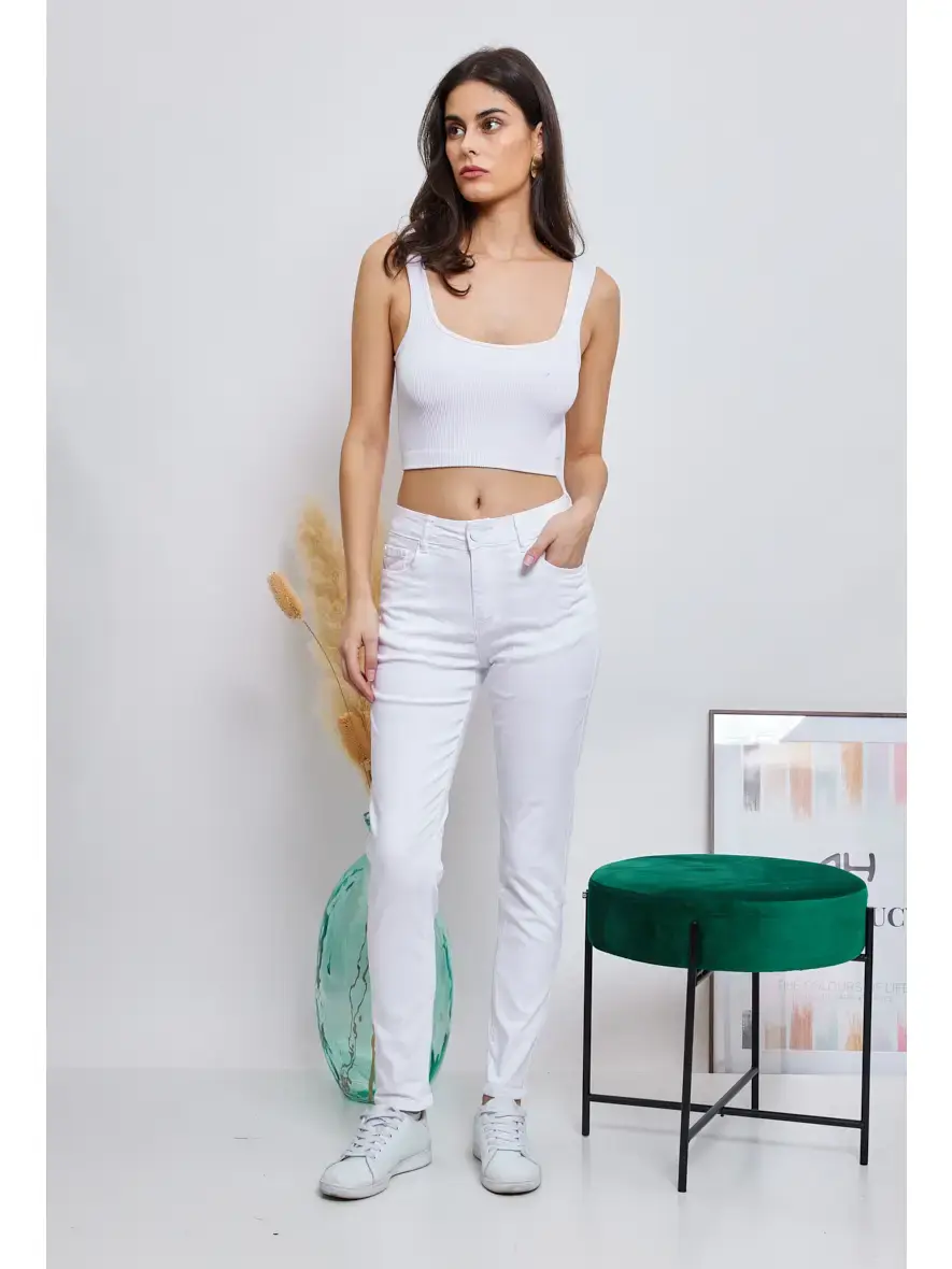Thumbnail: Woman in white push-up jeans