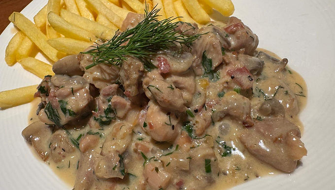 Kippendij met een champignonroomsaus