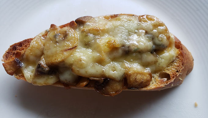 Crostini met champignons, knoflook en Havarti