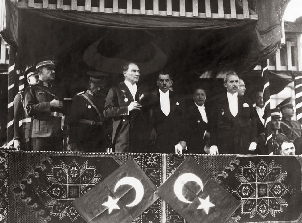 Türkiye Cumhuriyeti'nin 10. yıldönümü kutlamaları (29 Ekim 1933). Soldan sağa: Genelkurmay Başkanı Mareşal Fevzi (Çakmak), Cumhurbaşkanı Gazi Mustafa Kemal (Atatürk), TBMM Başkanı Kâzım (Özalp), Başbakan İsmet (İnönü) - 29 Ekim 1933 (Kaynak - Özgün Kaynak)
