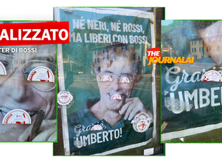 Pontida, imbrattato poster di Bossi nel giorno del suo compleanno: affissi sticker della Lega Lombarda con scritte “senza palle, falliti, buffone”
