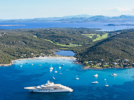 Grandi Yacht del Turismo internazionale transitano davanti al Grande Pevero
