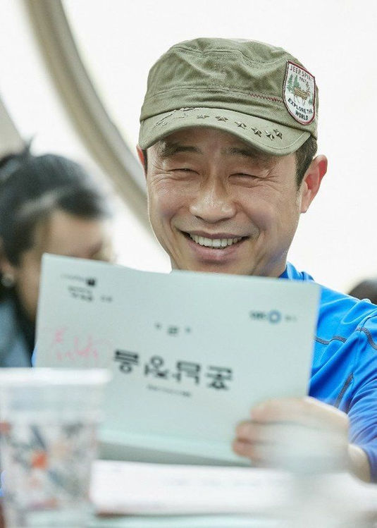 O ator veterano Lee Moon Soo faleceu.