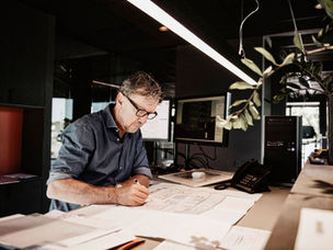 ontwerper die aan het tekenen is