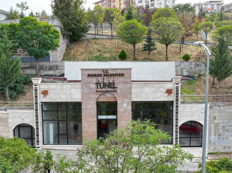 Tünel Sanat Merkezi, sanatın her yönünü desteklemeyi ve toplumla buluşturmayı hedefleyen bir mekan olarak tasarlanmıştır. Sanatçılara yaratıcı bir platform sunarak eserlerini geniş kitlelere ulaştırmalarını sağlar ve sanatseverlere ilham verici bir deneyim sunar. Proje, şehrin kültürel dokusuna önemli bir katkıda bulunurken, aynı zamanda ziyaretçilere sanatla dolu bir yaşam alanı sunar.
Akkar Grup İnşaat olarak, Tünel Sanat Merkezi ile sanatın ve kültürün gücünü kutluyoruz. Projemiz, modern sanatın sınırlarını genişletmek ve toplumsal etkileşimi artırmak için yenilikçi bir adım olarak öne çıkıyor. Gelecekteki projelerimizde de aynı tutku ve özenle sanat ve kültüre katkıda bulunmaya devam edeceğiz.
