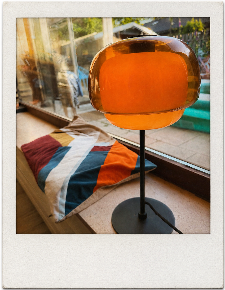 Lampe auf Fensterbank.