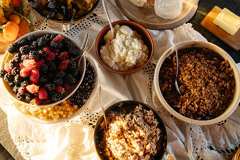 Beeren und Joghurt auf dem Tisch