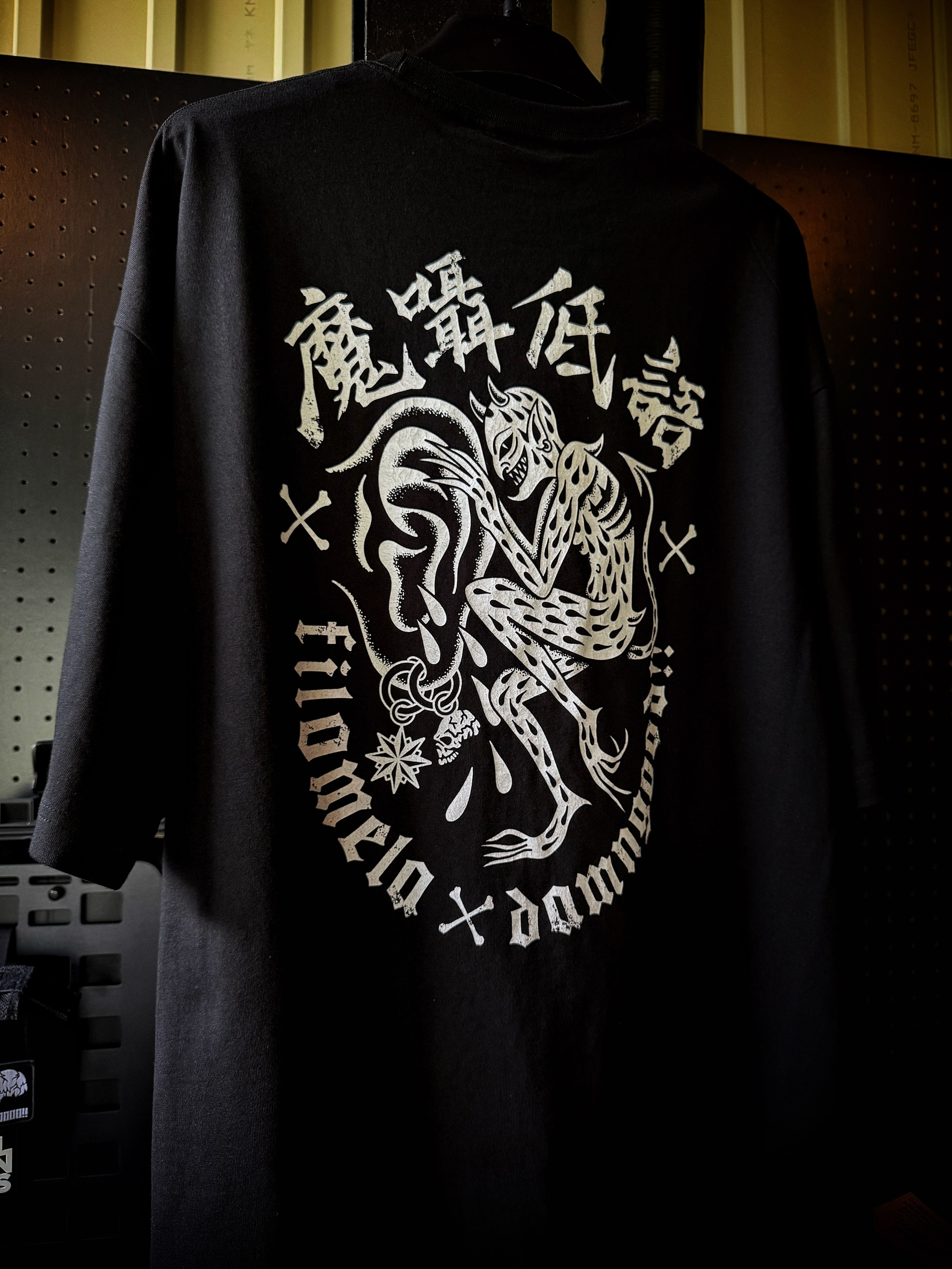 Demon’s Whisper 魔嗫低語 Tシャツ