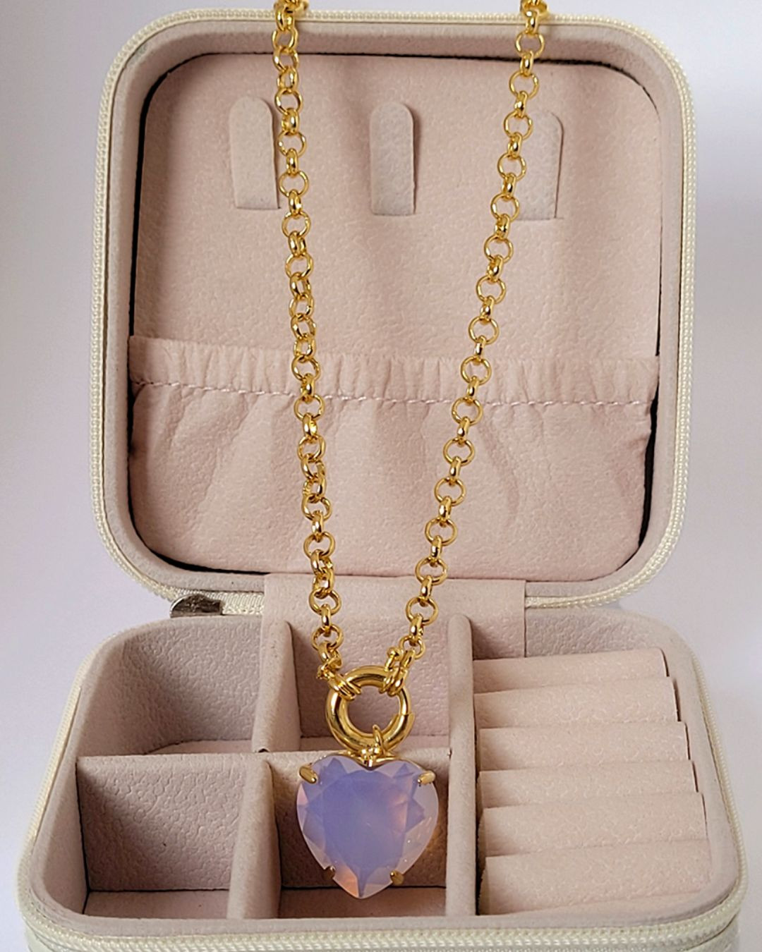 Colar folheado a ouro com pingente coração zircônia rosa (Pague em 12x)