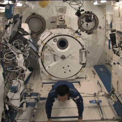 無重力の宇宙で腕立て伏せを行う方法とは?宇宙飛行士のリハビリトレーニング