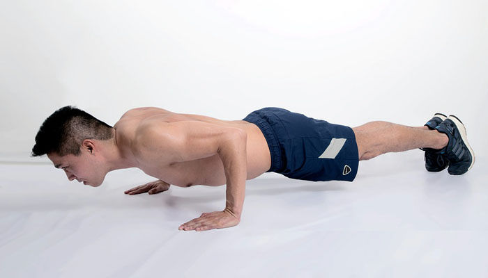 ⭐Isometric Push-Up Hold Test アイソメトリックプッシュアップホールドテスト— 下げた「ダウンポジション」のプッシュアップ位置をできるだけ長く保持します。 等尺性プッシュアップホールドテスト アイソメトリックプッシュアップホールドテストでは、参加者はできるだけ長くダウンポジションを保持する必要があります。