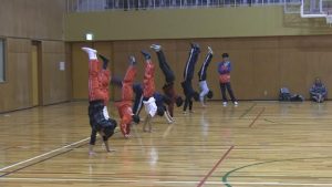 逆立ち歩行対決