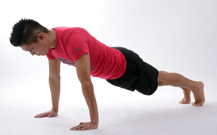 ⭐Seated Push-Up Test (Brockport) 体幹安定性腕立て伏せテスト— 体を垂れずにまっすぐに保ちながら、地面から押し上げます。 体幹安定性腕立て伏せテスト 体幹安定性腕立て伏せテスト( TSPU) は、腕立て伏せフィットネス テスト のバリエーションであり、機能的動作画面(FMS)の一部として使用されます。参加者は、体をたるませずにまっすぐに保ちながら、地面から腕立て伏せをする必要があります。体幹の強さと体幹の安定性を測るテストです。