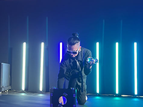 クリスタルパフォーマーMASAKI新車お披露目イベントに登場!近未来的な照明演出