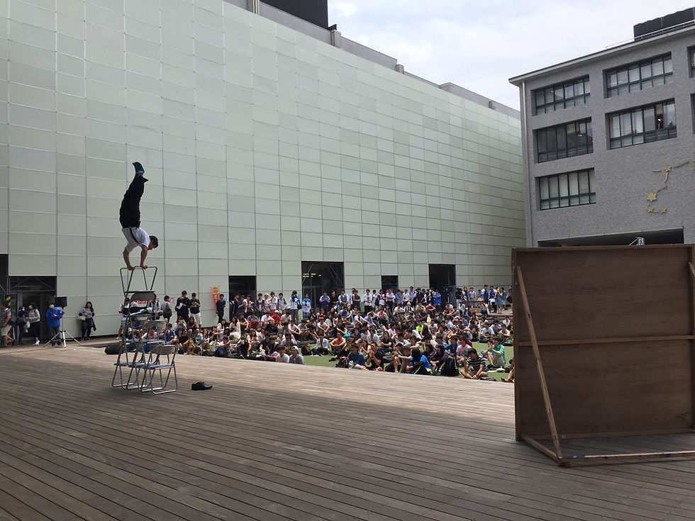 (2)逆立ちパフォーマンス∩逆立ち世界記録保持者★HANDSTAND PERFORMER OFFICIAL PROFILE 逆立ち界のレジェンド・パフォーマー!元銀行員&元ラガーマンという異色の経歴を持ち、50歳を超えてなお鍛錬を続ける“逆立ちファンタジスタ”逆立ち歩行172mや5本指逆立ち50mなど数々の世界記録を保持し、逆立ちピアノ・書道もこなす唯一無二の存在。中でも、高さ8段・パイプ椅子29脚を使った究極技「しゃちほこ・マウンテン」は重力をも超える神業