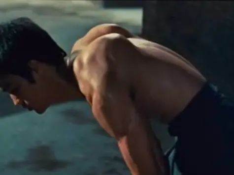 腕立て伏せが凄い人の秘密はブルース・リーの肩甲骨はがし立甲の動きにあった