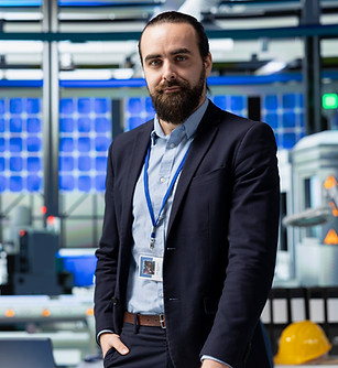 analista-de-fabricacion-que-revisa-el-flujo-de-trabajo-de-produccion-de-paneles-solares.jp