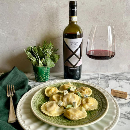 Ravioli di gorgonzola e patate, accompagnati dal Barbera D’asti Docg