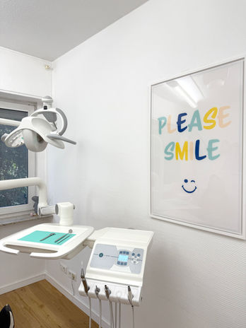 Zahnarztpraxis mit Bild „PLEASE SMILE“ und zahnärztlichen Instrumenten der KFO Hofmayer in Dortmund Hörde