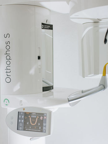 Orthophos S Zahngerät in hellen medizischne Praxis vn Dr. Aleksandra Hofmayer