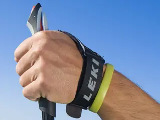 Il gesto che trasforma una camminata in tecnica vera: l’apertura della mano nel Nordic Walking