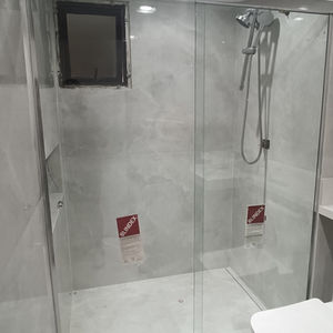 As fotos mostram a variedade de soluções em vidro que oferecemos, unindo design moderno, segurança e excelência na execução.