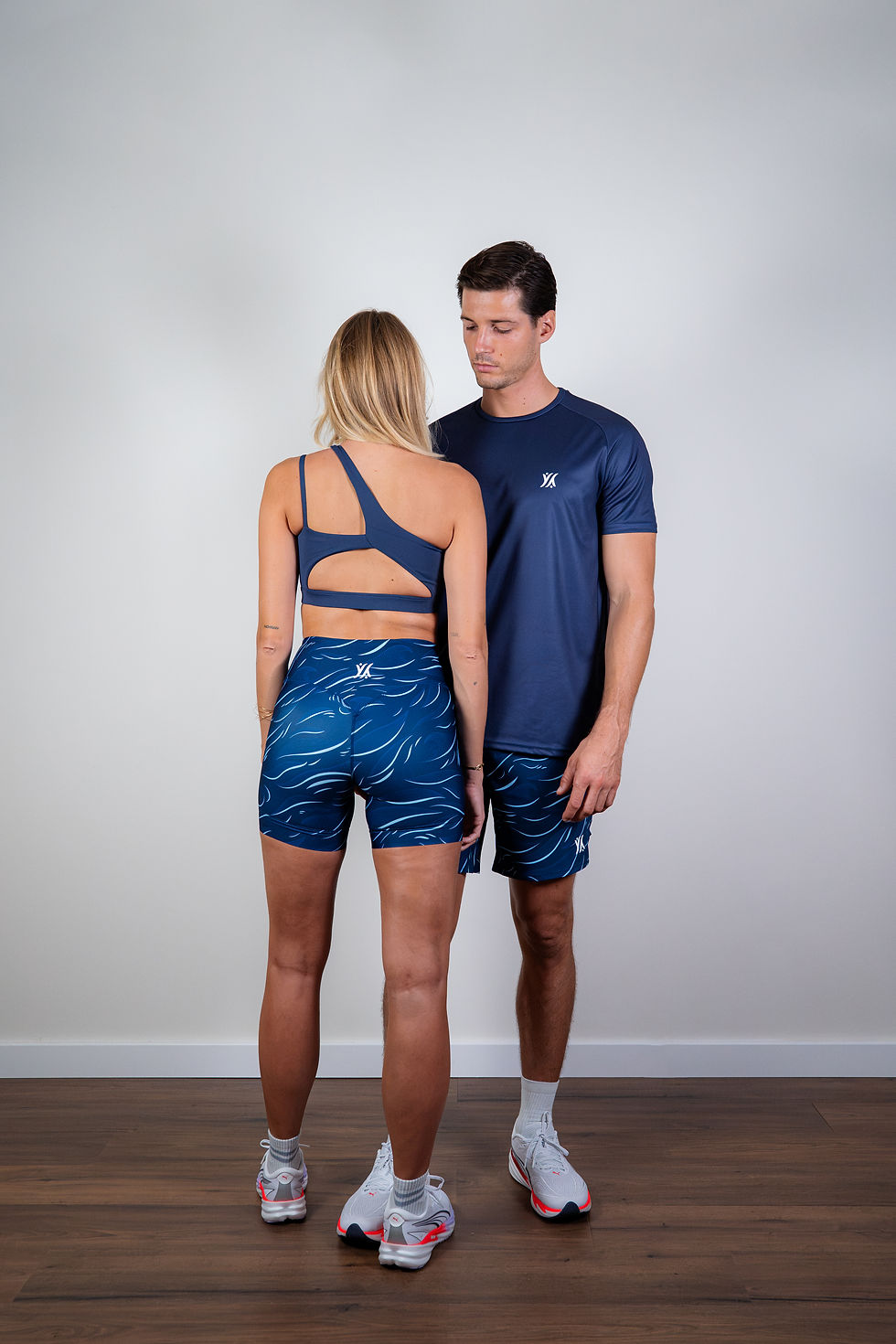 Tenues de sport complètes assorties homme et femme Océan Navy, de dos, Flashy Matchy, Hyrox et Crossfit