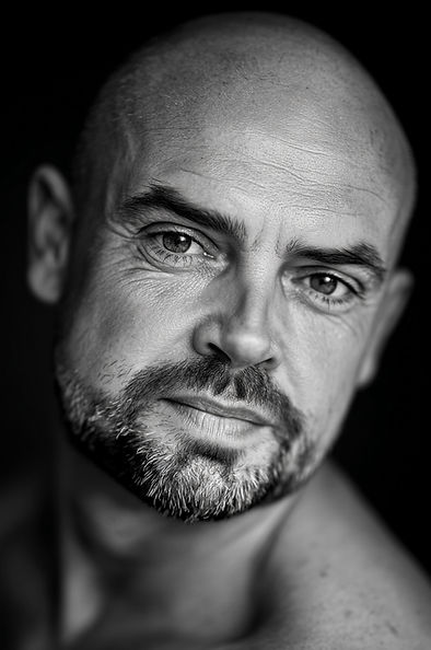 Fotograf Claus Helveg - Selvportræt af mand i sorthvid