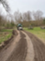 Traktor beim Kiesweg instand setzen und profilieren.