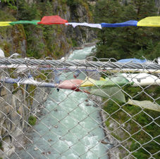 019 -  Bandiere di preghiera e sotto di noi il fiume Dudhcosi.JPG