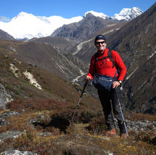 004 - Ci inoltriamo  lungo la valle di Gokyo.JPG