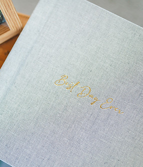 Classic wedding album with motif reading "Best Day Ever"