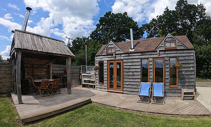 Tinywood 3 Dog friendly Glamping Warwickshire with hot tub for family